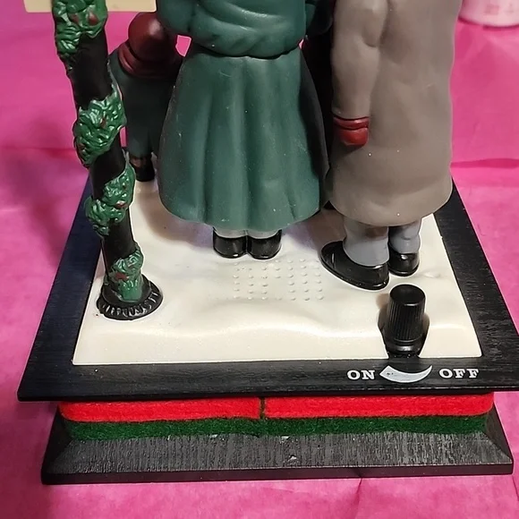 VINTAGE DICKENS 1990 MUSICAL CHRISTMAS CAROLERS SONGS ILLUMINATING HOLLY ST. LI - Picture 5 of 10